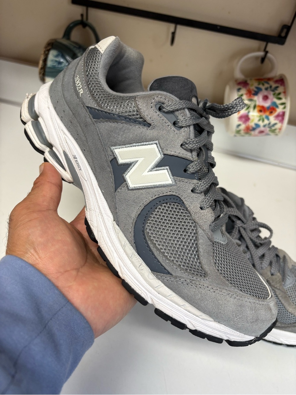 New Balance Grey Mesh & Suede Men's Sneaker size 9 men’s 2002R excellent condit